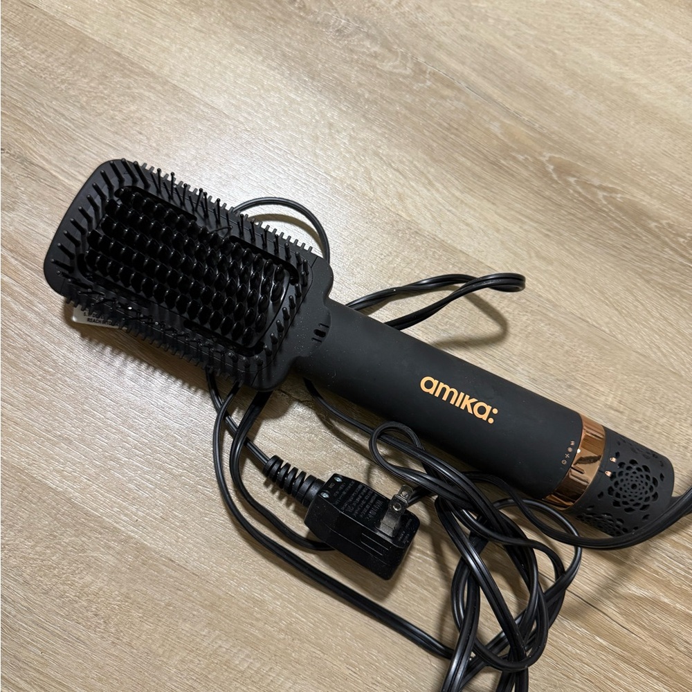 Amika Styling Brush with Black and Copper Finish